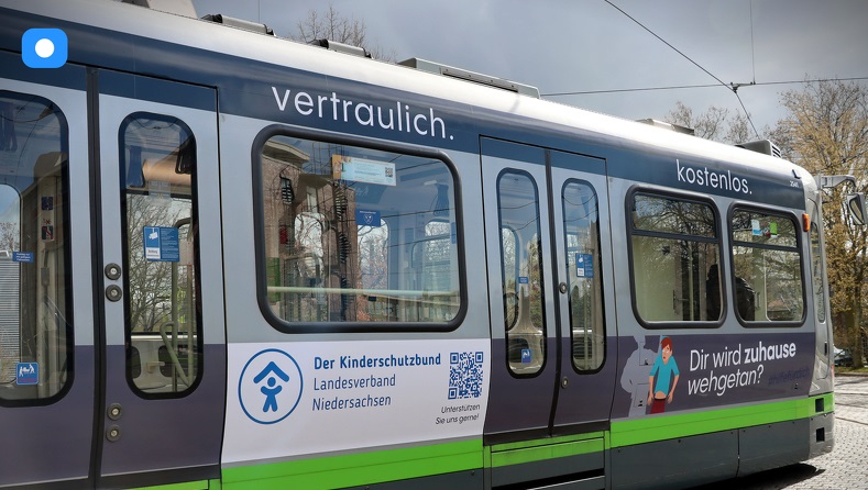 Bild: Kinderschutz-Zentrum wirbt auf Stadtbahn