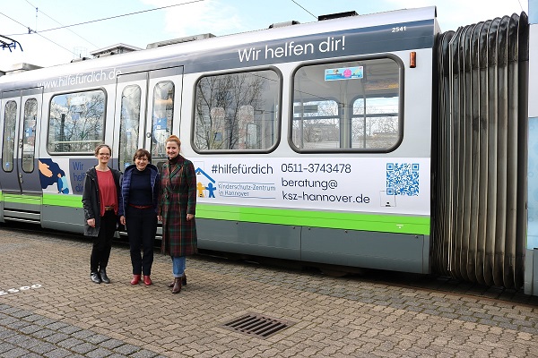 Bild: Kinderschutz-Zentrum wirbt auf Stadtbahn