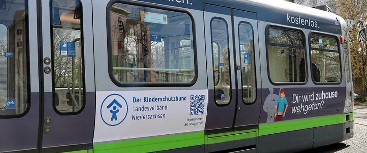 Bild: Kinderschutz-Zentrum wirbt auf Stadtbahn
